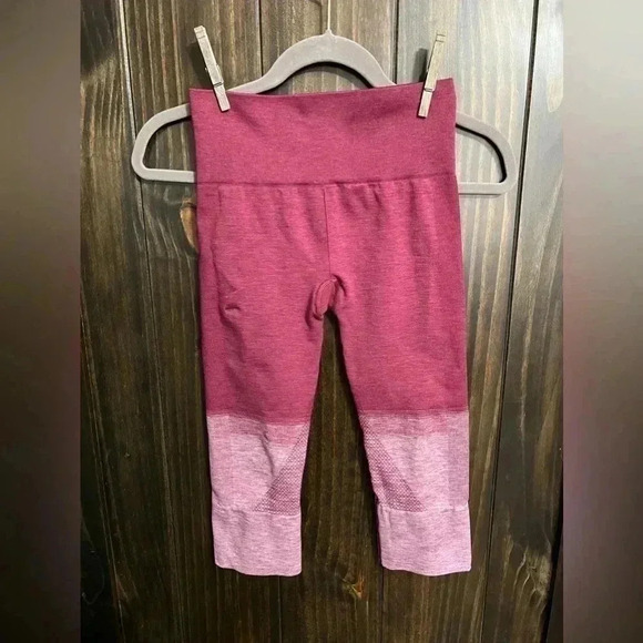 Lululemon Crop Compression Leggings. Size:4. Color: Gradient Burgundy - Picture 11 of 14